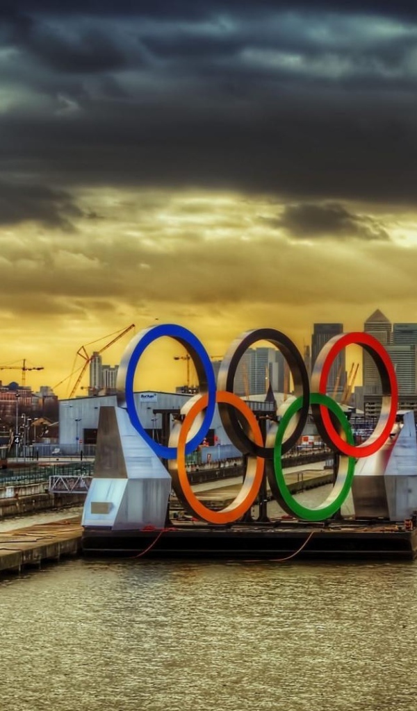Олимпийские кольца у пристани в Лондоне