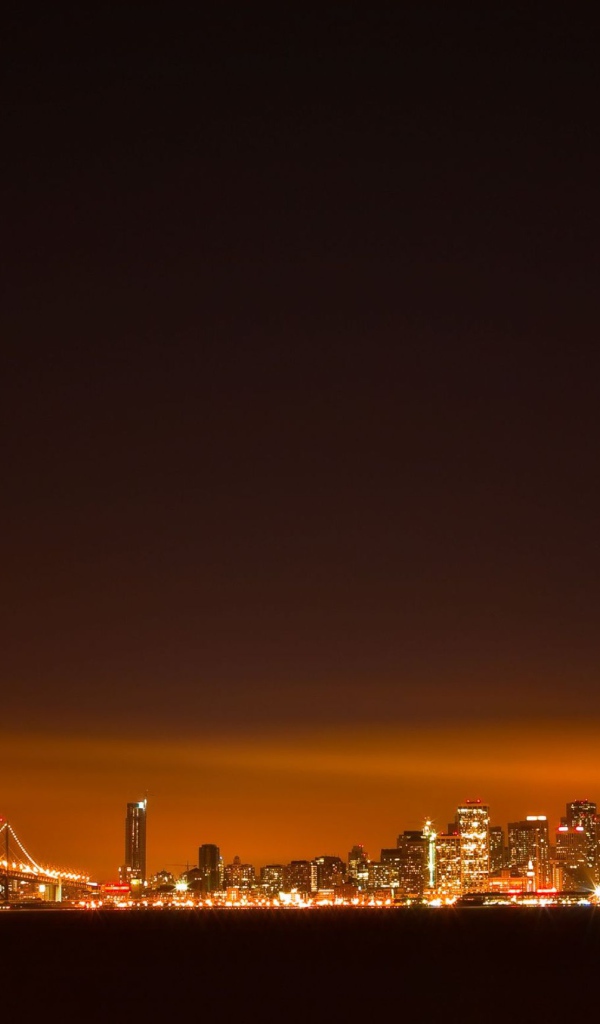 Оранжевое сияние над городом