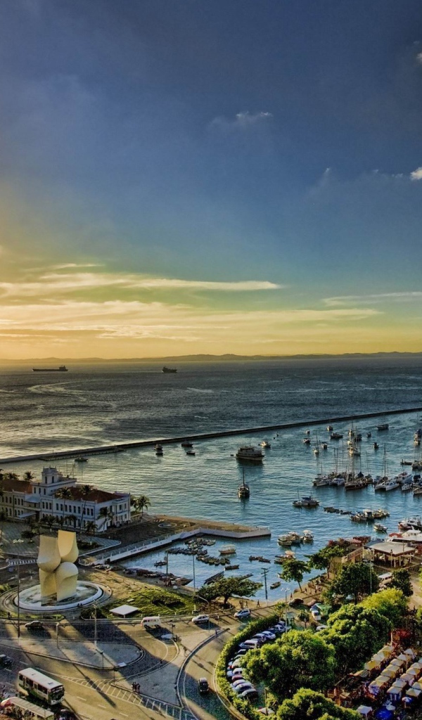 Панорама порта в городе в Италии