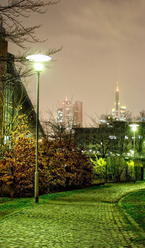 Мощеная аллея в городском сквере