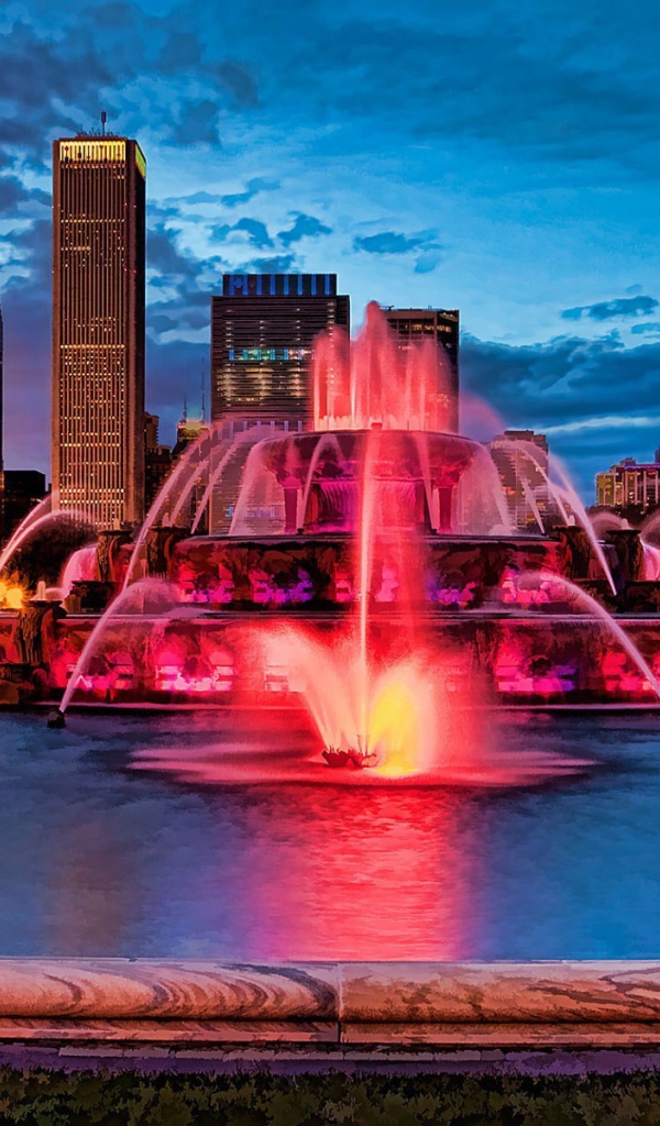 Розовая подсветка фонтана в городе