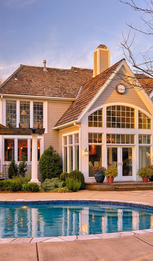 Бассейн у дома в спальном районе