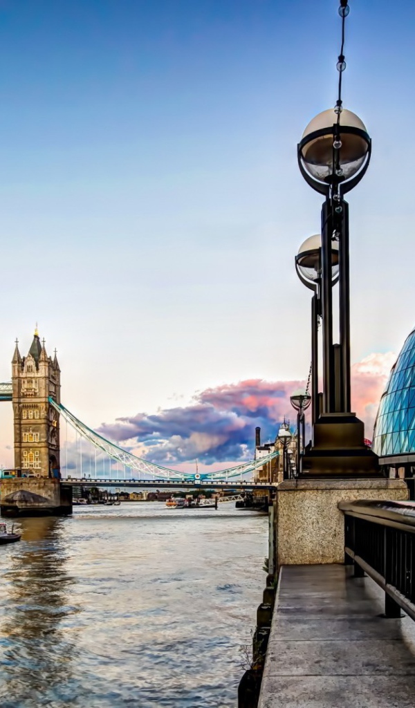 Набережная у моста в Лондоне