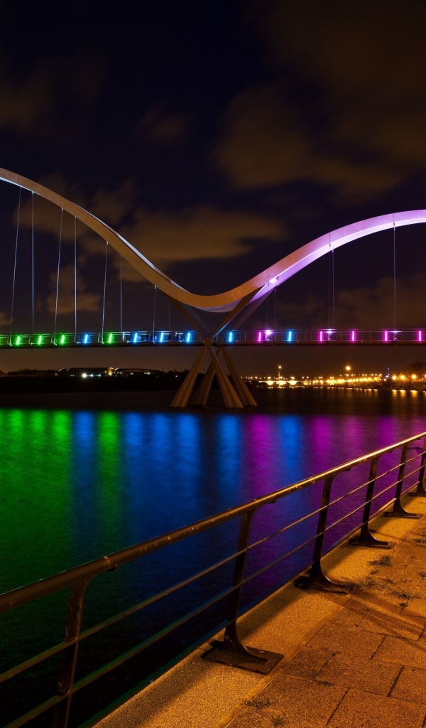 Радужная ночная подсветка моста