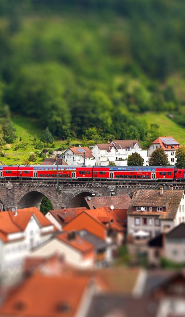 Красный поезд на мосту