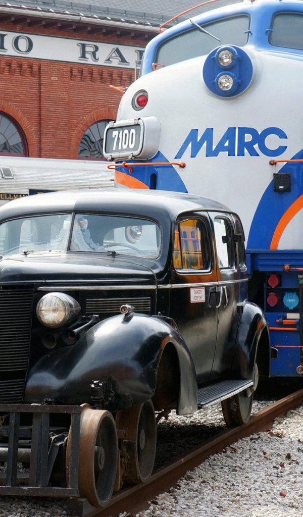 Ретро автомобиль и локомотив на рельсах