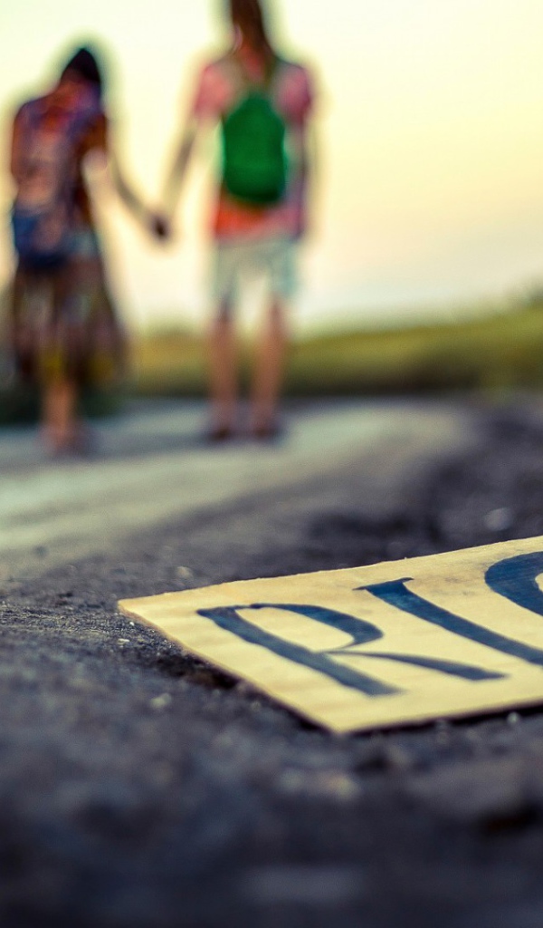 Знак Рига на обочине дороги