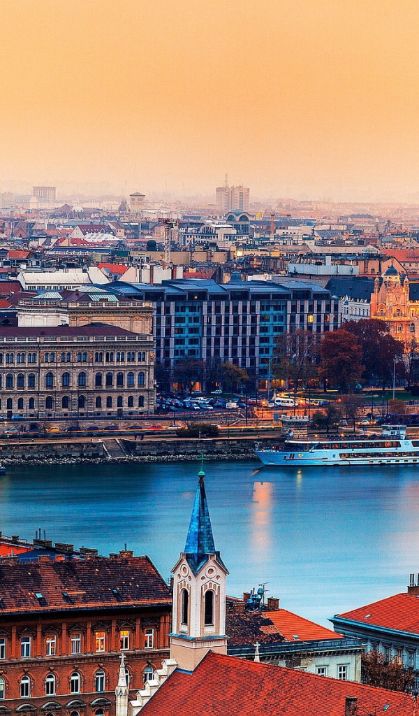 Река в городе Будапешт