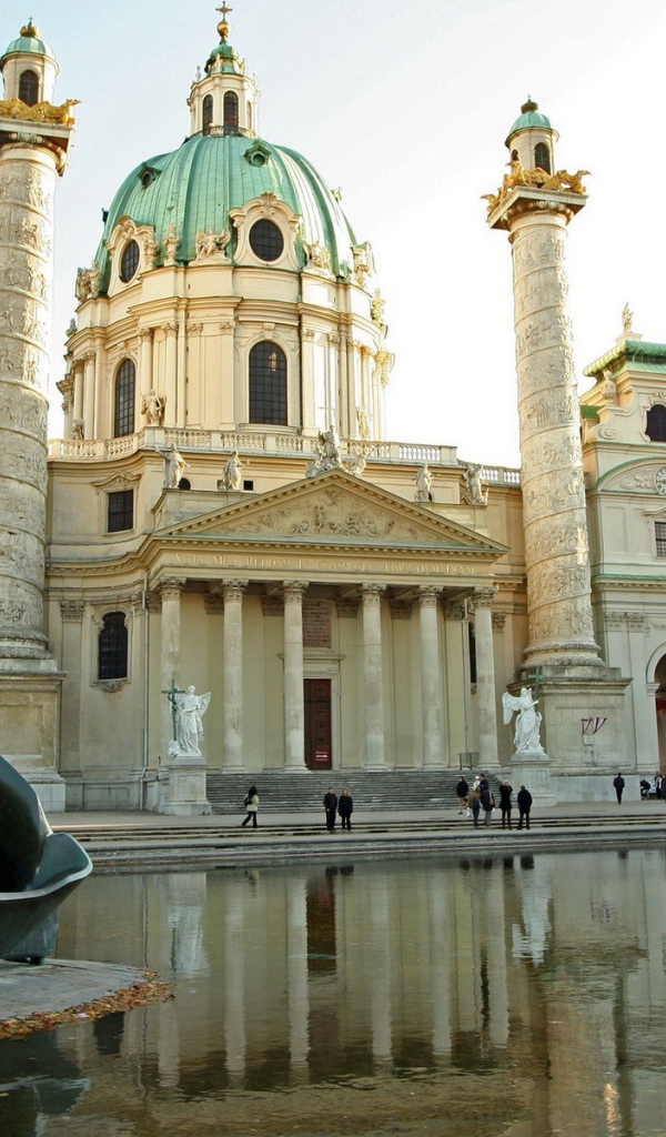 Скульптура в пруду напротив собора