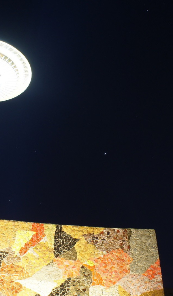 Сияющая телебашня в Сиэтле