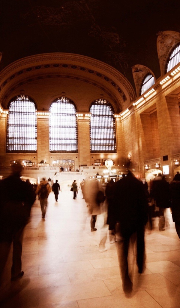 Силуэты прохожих на вокзале в Нью-Йорке