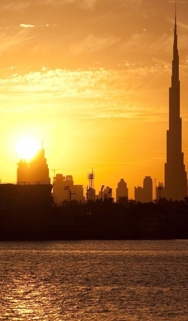 Силуэты зданий Дубаи на фоне заката