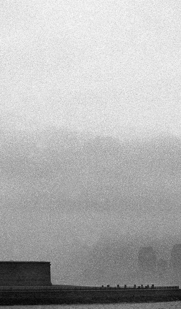 Статуя Свободы в серой мгле, Нью-Йорк