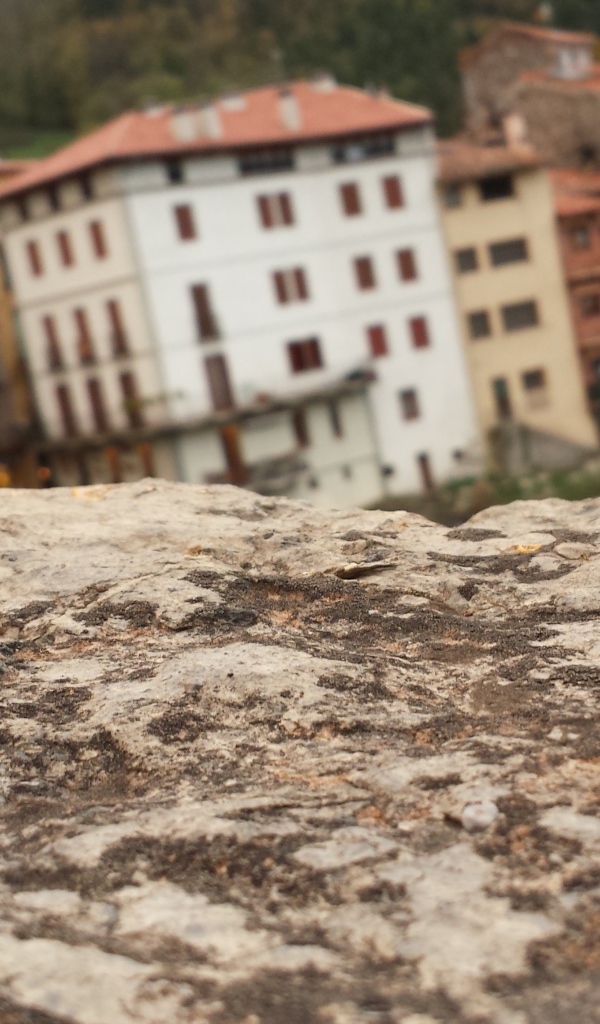 Камень на фоне городских домов, Барселона