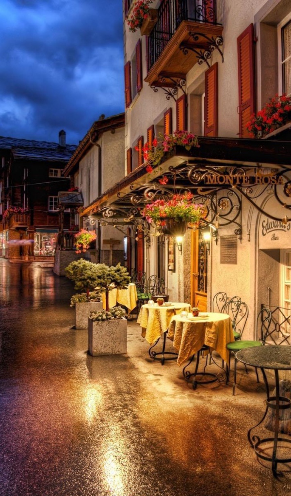 Уличное кафе в городке во время дождя