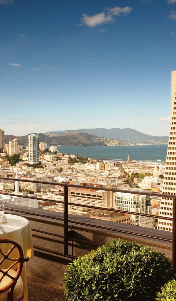 Уличное кафе с видом на Сан-Франциско