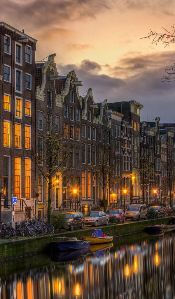 Улица на берегу канала в Амстердаме