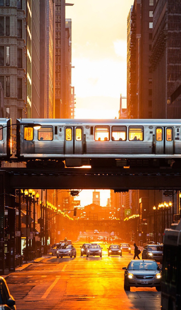 Поезд метро пересекает улицу в Чикаго