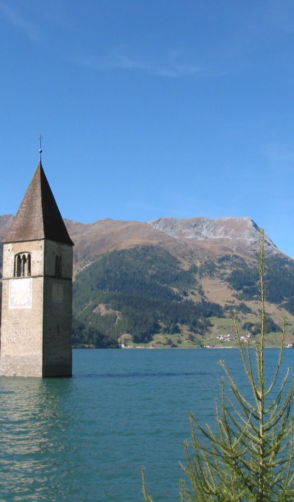 Колокольня затонувшей церкви