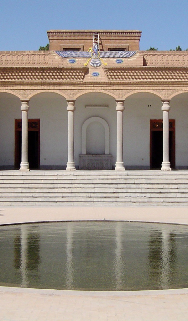 Бассейн во дворе, Иран