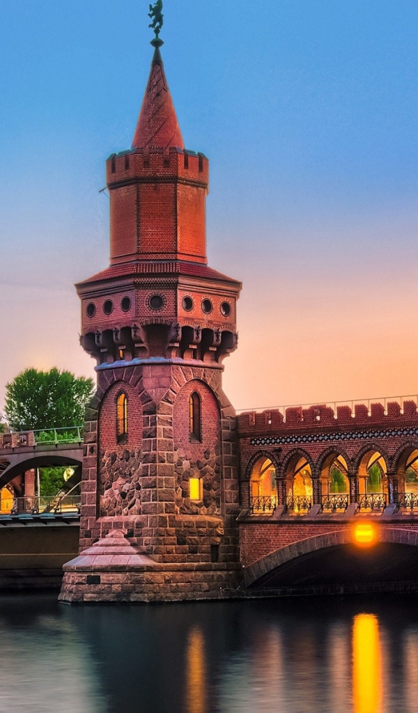 Замок из сказки в парке развлечений