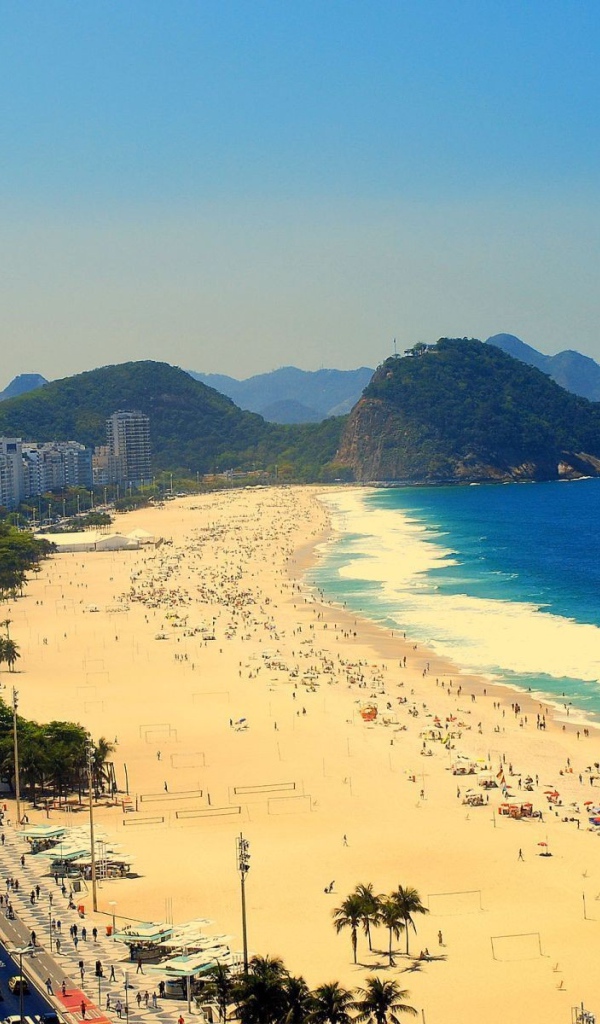 Знаменитый пляж в Рио де Жанейро
