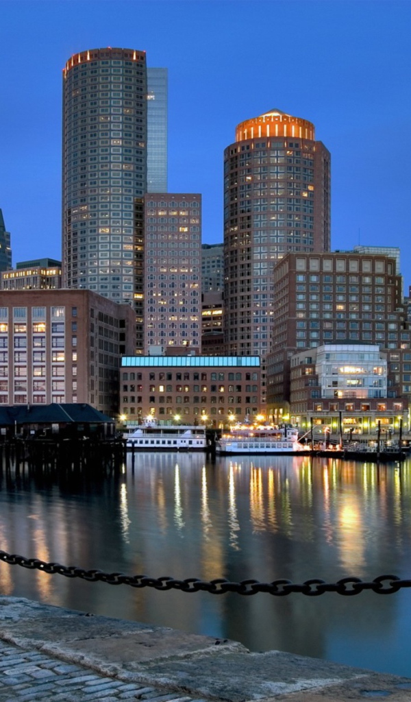 Первые вечерние огни города