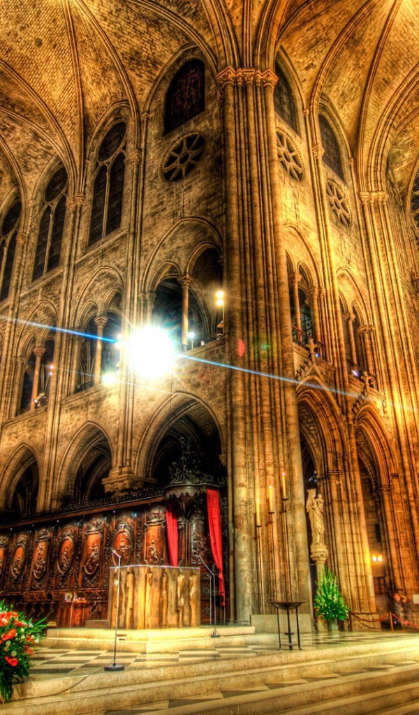 Интерьер католического храма, фото HDR