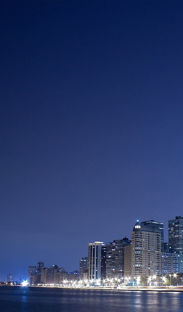 Огни города на берегу реки вечером