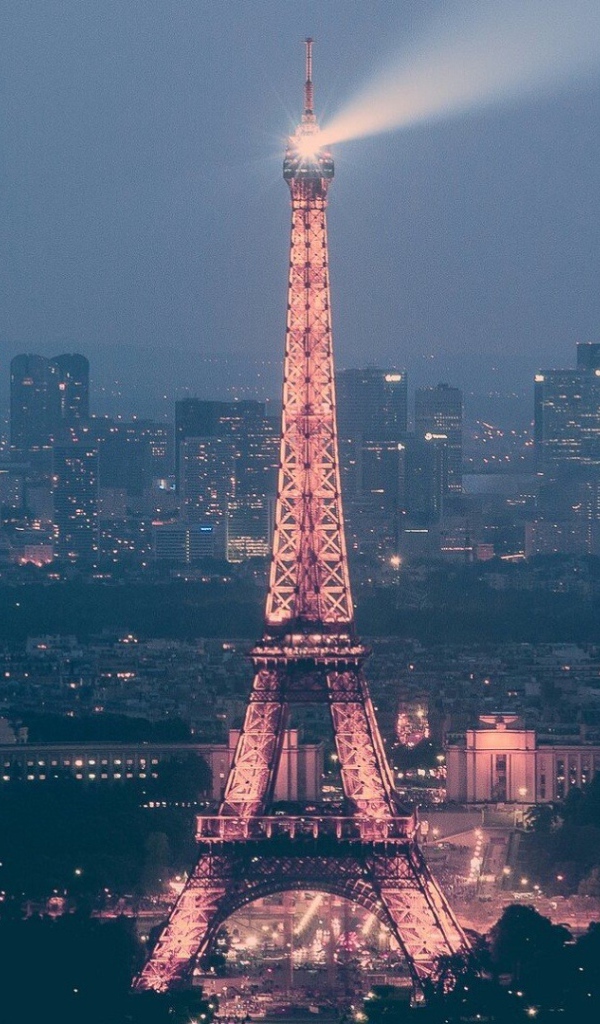 Луч прожектора на Эйфелевой башне