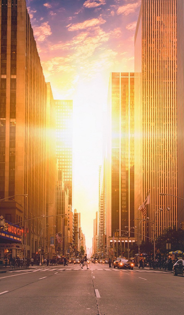 Солнце между небоскребами Манхеттена