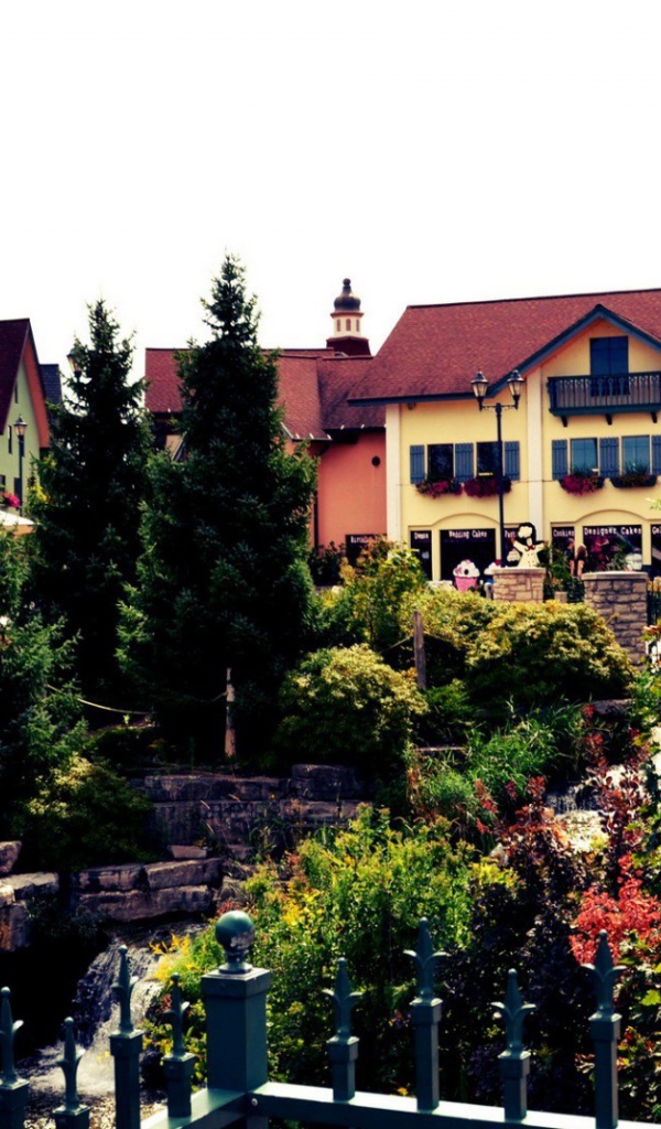 Городок утопает в зелени