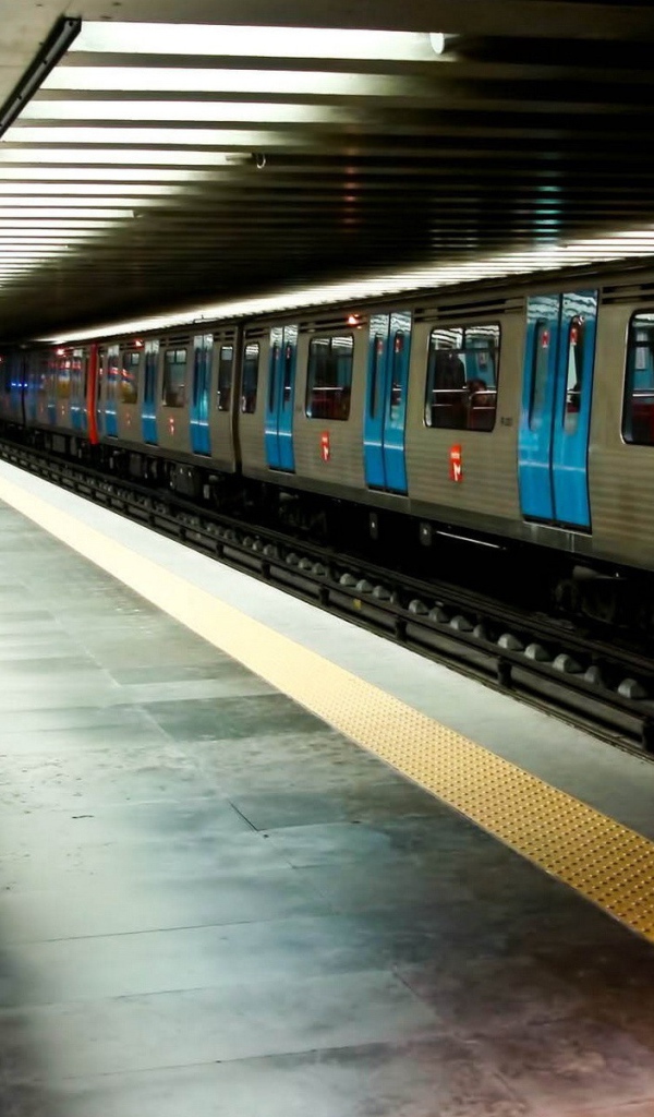 Поезд стоит на станции метро