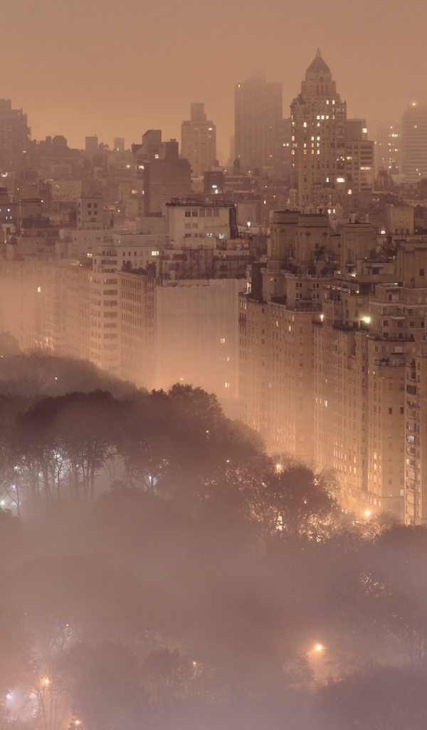 Густой туман в вечернем Нью-Йорке