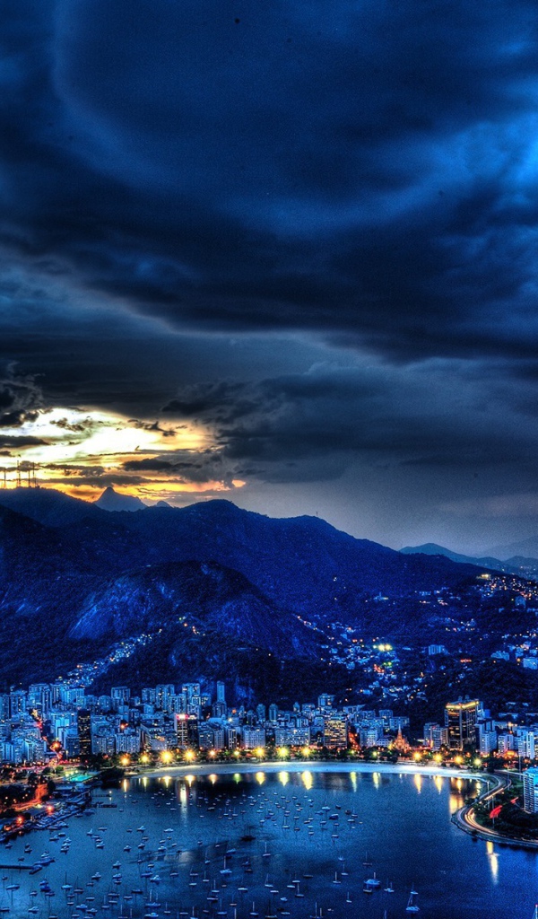 Гроза над городом после заката солнца