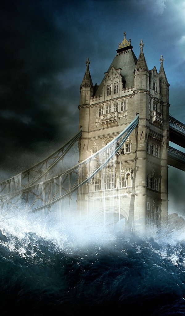 Тауэрский мост тонет в волнах во время шторма