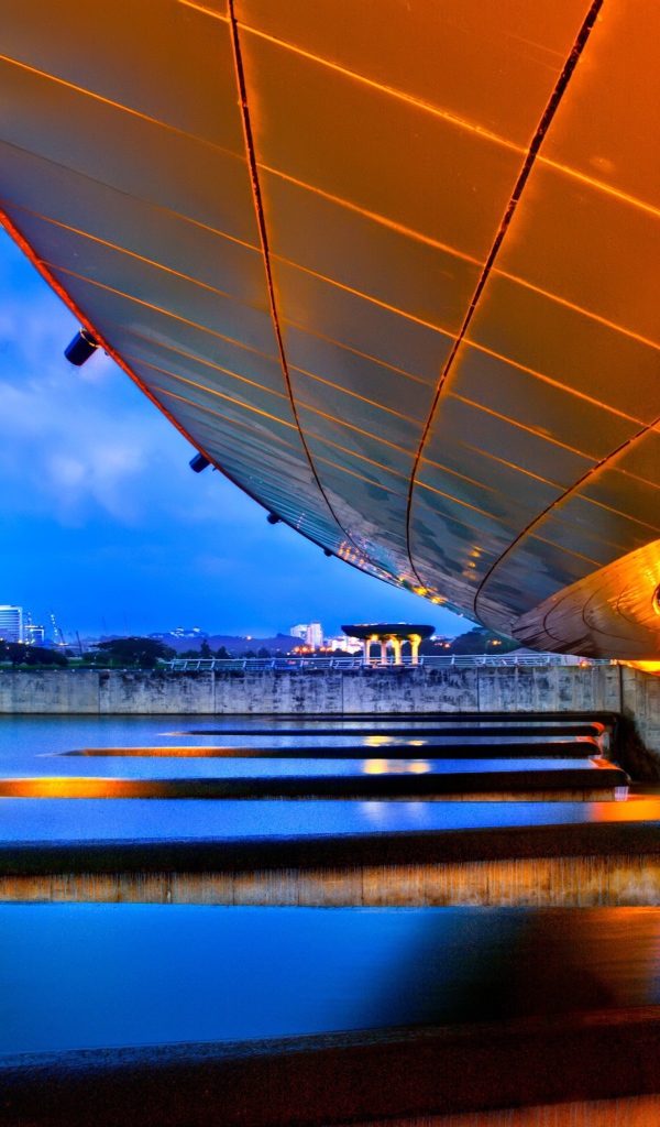 Перепад высот в реке в городе