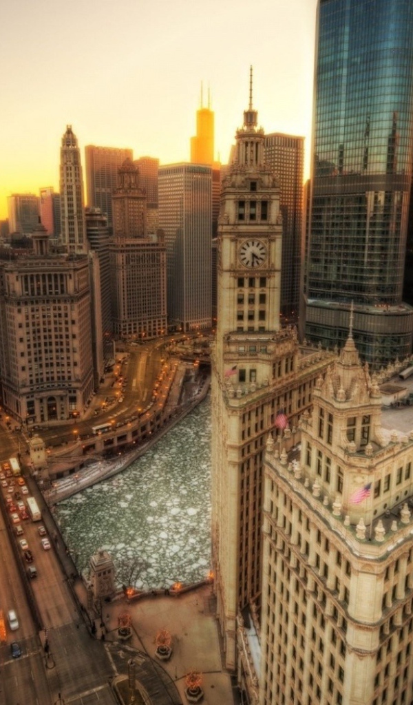 Зимняя река среди небоскребов