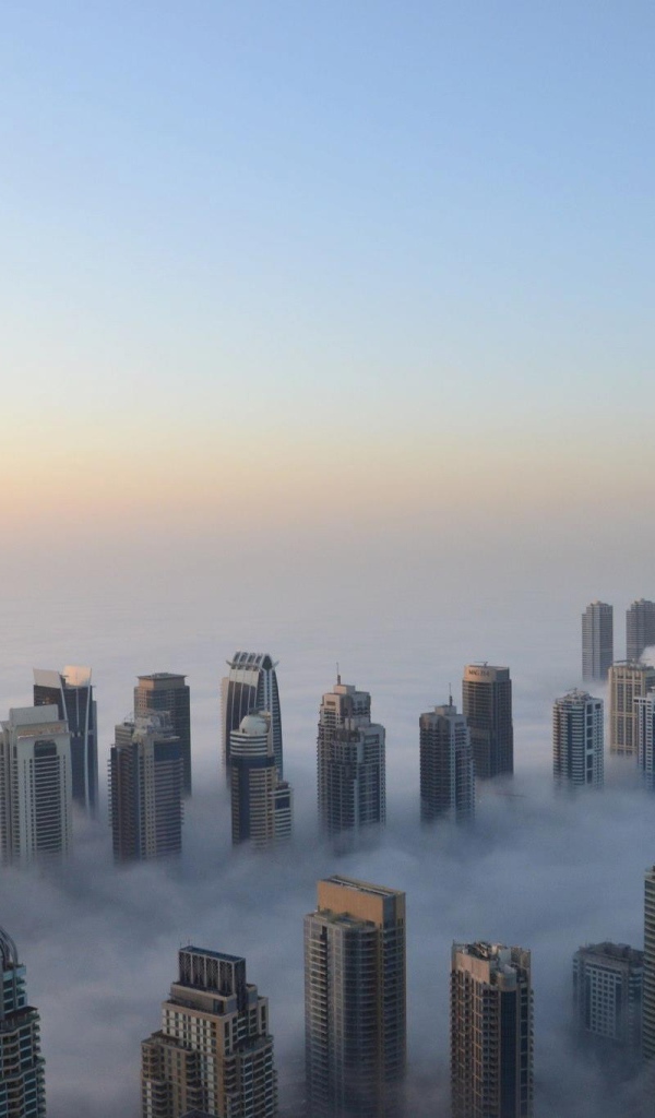 Город Дубаи в облаках
