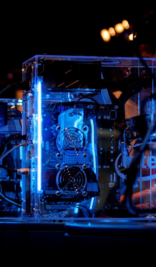 Голубая подсветка компьютеров Intel в дата центре