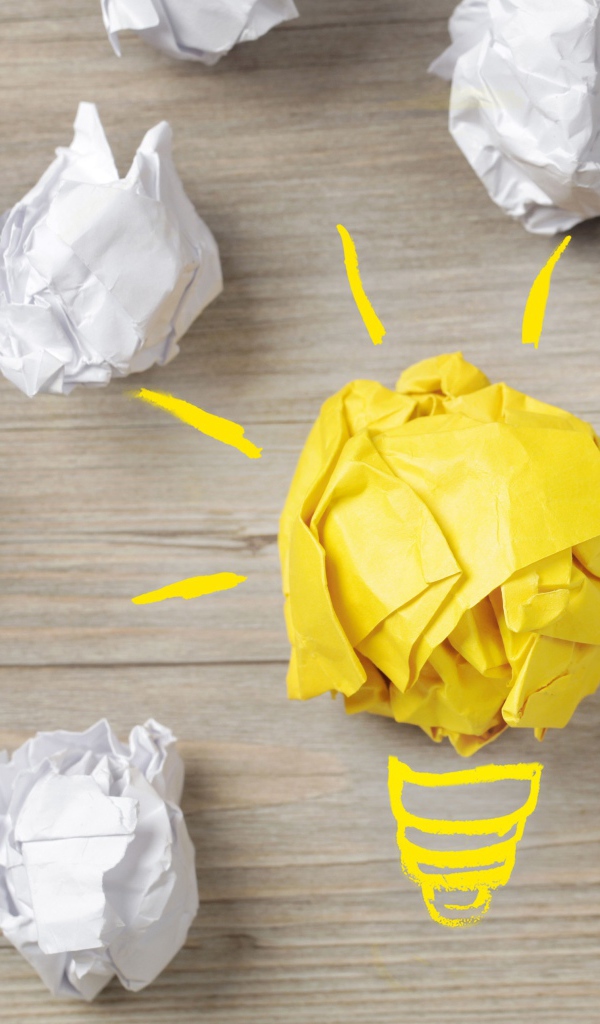 Комок желтой бумаги среди белых