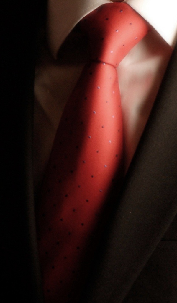 Мужчина в костюме и красном галстуке