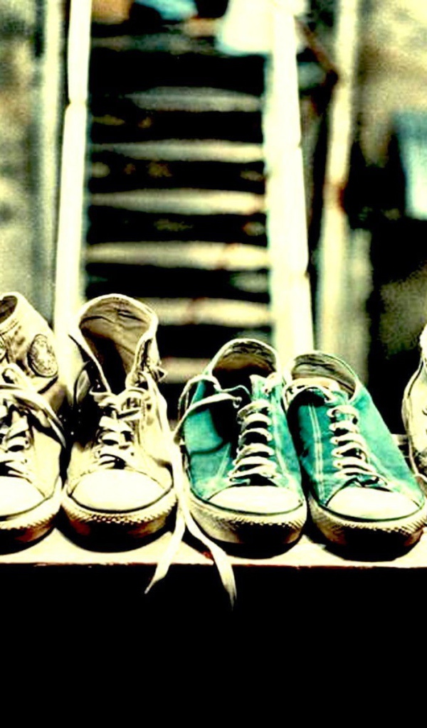 Пары обуви на подставке