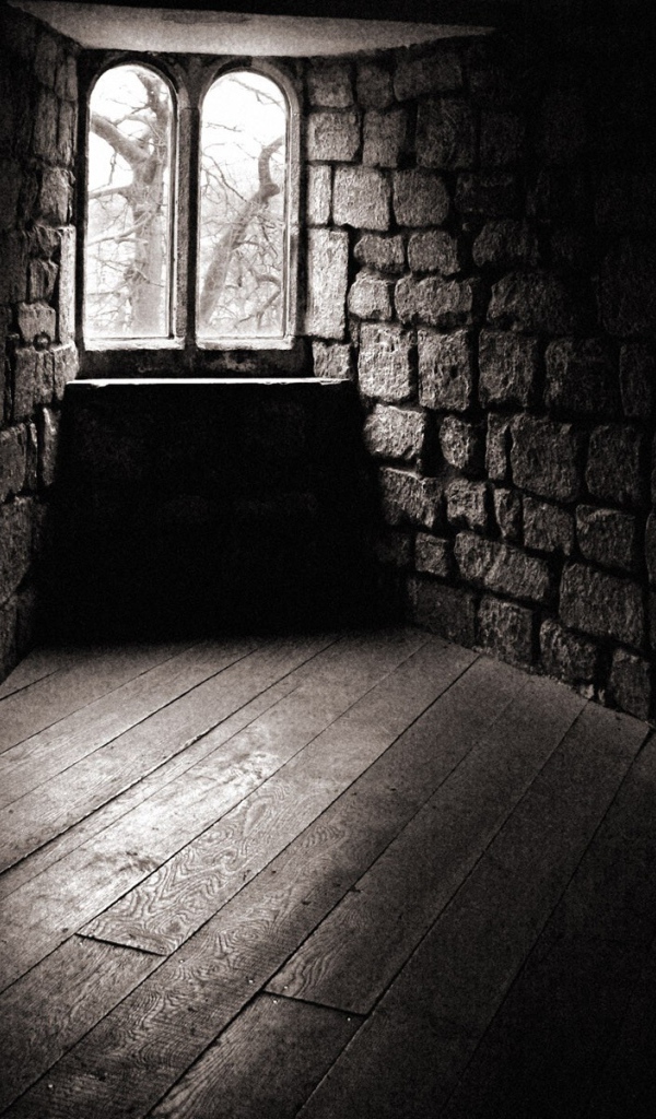 Маленькое окошко в каменных стенах