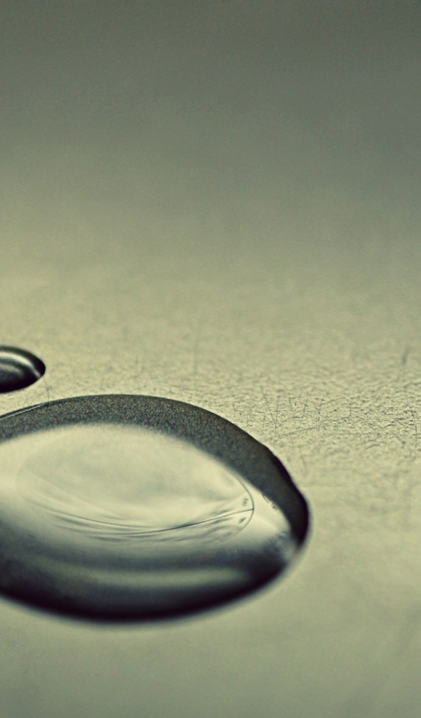 След из капель воды