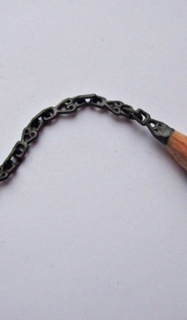 Произведение искусства из черного карандаша