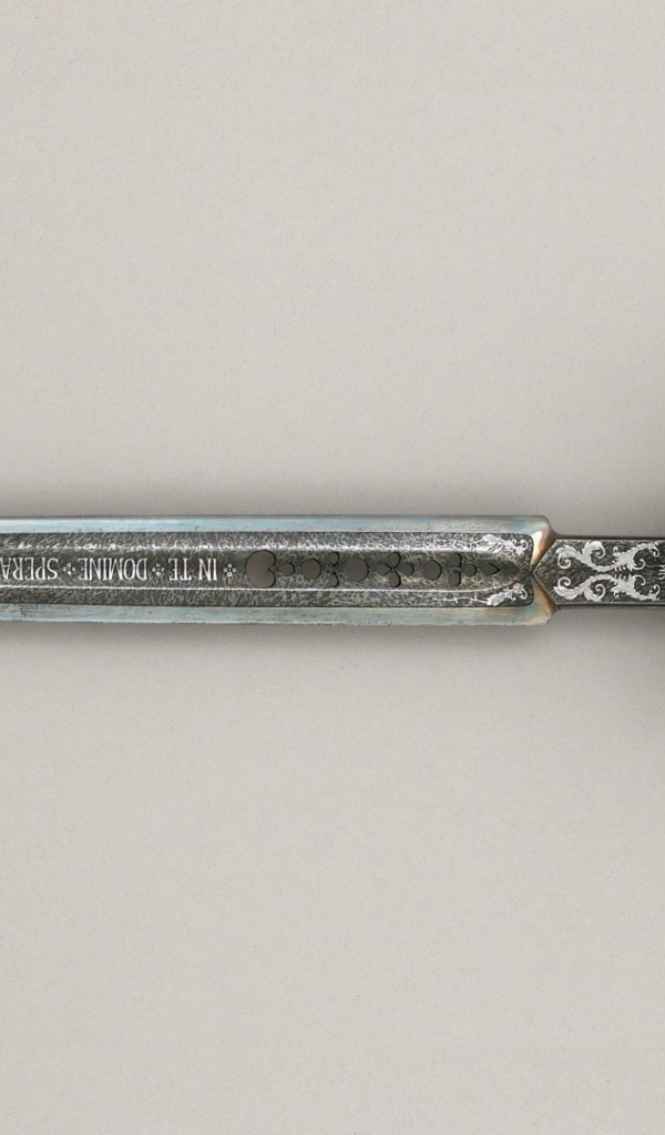 Старинный клинок с резьбой