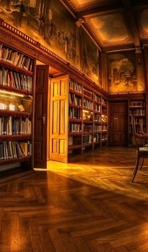 Старинная мебель в домашней библиотеке