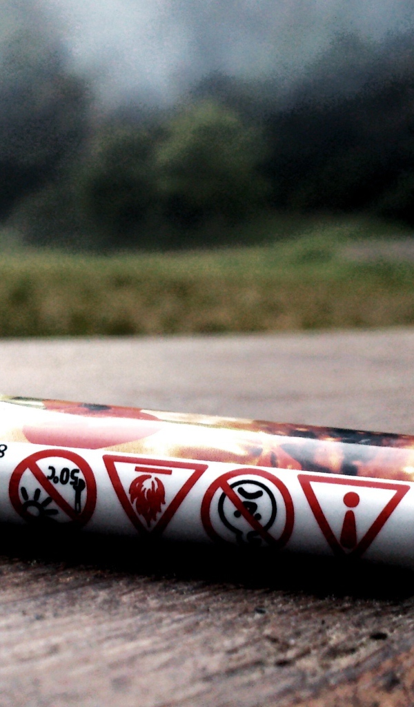 Баллончик зажигалки на доске