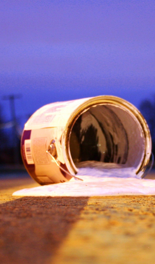 Банка краски на асфальте